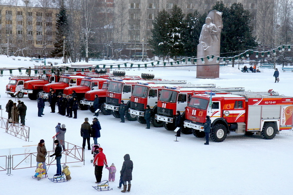 лава Республики Коми Вячеслав Гайзер вручил пожарным республики ключи от новых автомашин