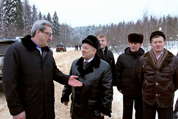Глава Республики Коми Вячеслав Гайзер осмотрел ход строительства моста через реку Малая Визинга в Сысольском районе