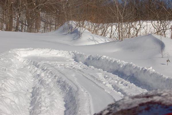Участок автодороги Том-Керки не убирается от снега