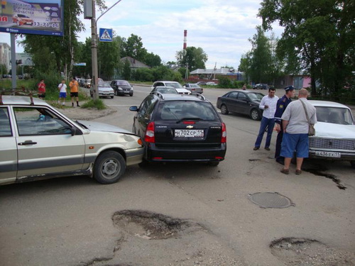 Сыктывкар: Из-за двух водителей пострадало три машины