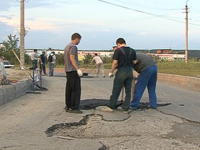 Ухтинские автолюбители потратили более 20 мешков холодного асфальта на ямочный ремонт Ухтинские автолюбители потратили более 20 мешков холодного асфальта на ямочный ремонт