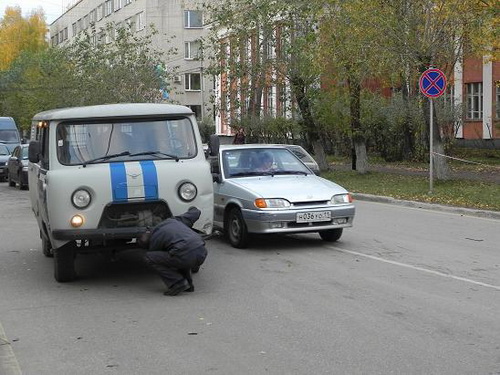 Сыктывкар Милиционеры вручную чинили автомобиль Сыктывкар Милиционеры вручную чинили автомобиль