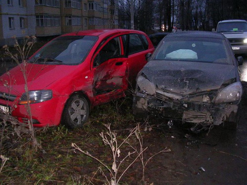 На Сысольском шоссе столкнулись три автомобиля На Сысольском шоссе столкнулись три автомобиля