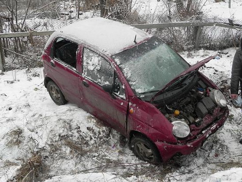 На Сысольском шоссе перевернулся Daewoo Matiz На Сысольском шоссе перевернулся Daewoo Matiz