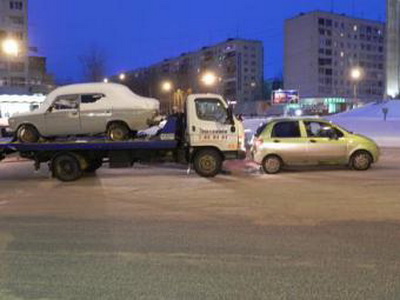 Сыктывкар: Автоэвакуатор врезался в иномарку Сыктывкар: Автоэвакуатор врезался в иномарку