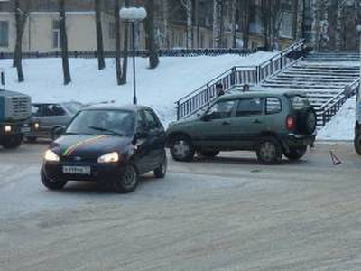 В Сыктывкаре машина из свадебного кортежа попала в ДТП В Сыктывкаре машина из свадебного кортежа попала в ДТП