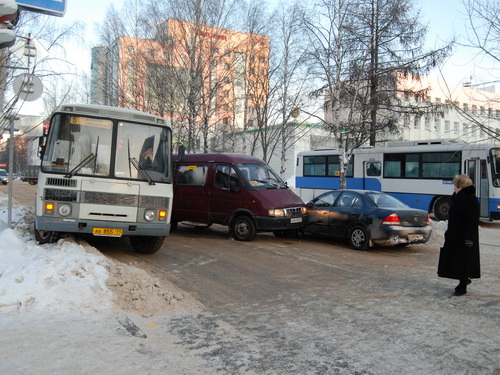 Сильные заторы вызвало ДТП в Сыктывкаре Сильные заторы вызвало ДТП в Сыктывкаре
