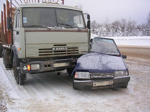 Сыктывкар: «Девятка» попала под КамАЗ Сыктывкар: «Девятка» попала под КамАЗ