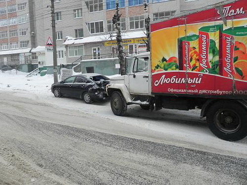 Сыктывкар: Грузовик протаранил «Мицубиси» Сыктывкар: Грузовик протаранил «Мицубиси»