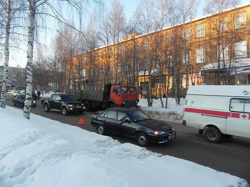 Сыктывкар: Лада оказалась заложницей двух Шевроле Сыктывкар: Лада оказалась заложницей двух Шевроле