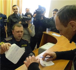 Права нового образца начали выдавать водителям пока только в Сыктывкаре Права нового образца начали выдавать водителям пока только в Сыктывкаре