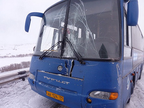 В Воркуте пассажиры автобуса чудом избежали страшного ДТП В Воркуте пассажиры автобуса чудом избежали страшного ДТП