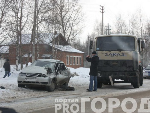 Сыктывкар: Многотонный МАЗ врезался в легковое такси Сыктывкар: Многотонный МАЗ врезался в легковое такси