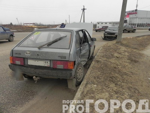 Сыктывкар: дверь девятки вмяло в салон Сыктывкар: дверь девятки вмяло в салон