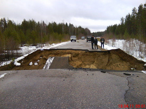 В Троицко-Печорском районе обвалилось 15 метров дорожного полотна В Троицко-Печорском районе обвалилось 15 метров дорожного полотна