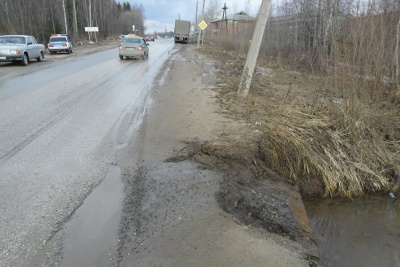 Вода разрушает дорогу в Сыктывкаре Вода разрушает дорогу в Сыктывкаре