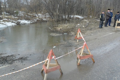Вода разрушает дорогу в Сыктывкаре Вода разрушает дорогу в Сыктывкаре
