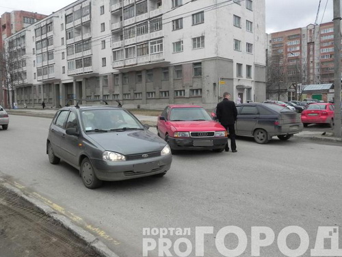Сыктывкар: напротив женской консультации Ауди протаранила двенадцатую Сыктывкар: напротив женской консультации Ауди протаранила двенадцатую