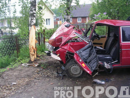 Сыктывкар: Шестерка врезалась в дерево Сыктывкар: Шестерка врезалась в дерево