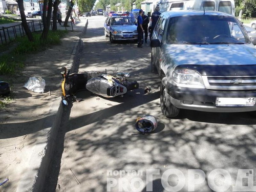 Сыктывкар: Шевроле Нива сбила мопед