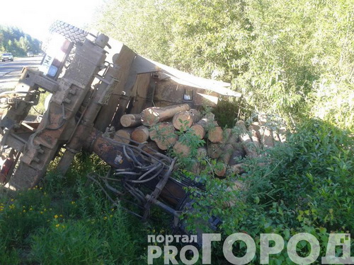 На трассе перевернулся груженый лесовоз 