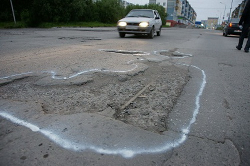 Воркутинские автолюбители пометили ямы на дорогах цветной краской Воркутинские автолюбители пометили ямы на дорогах цветной краской