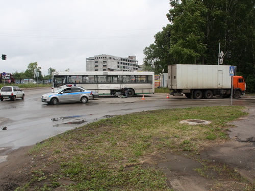 В Сыктывкаре КамАЗ совершил столкновение с автобусом В Сыктывкаре КамАЗ совершил столкновение с автобусом