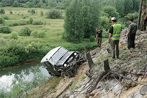 Автолюбители на Десантных тропах форсировали речку и лебедились Автолюбители на Десантных тропах форсировали речку и лебедились