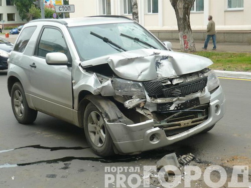 Сыктывкар: автобус с пассажирами протаранил джип Сыктывкар: автобус с пассажирами протаранил джип
