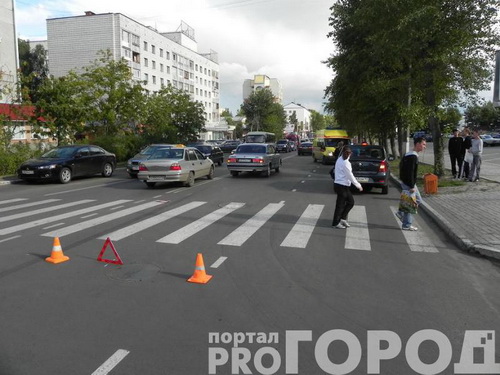 Сыктывкар: девушка попала под машину прямо в центре города Сыктывкар: девушка попала под машину прямо в центре города