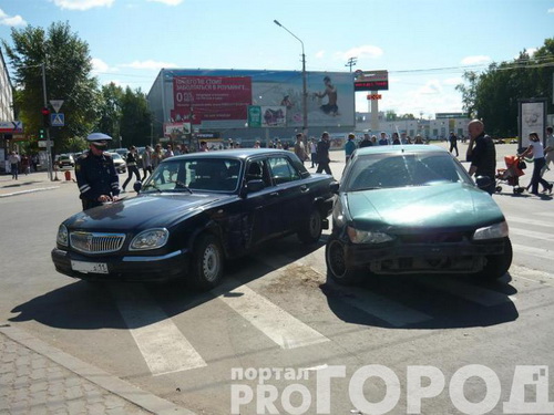 Сыктывкар: в центре города Волга въехала в Peugeot 406