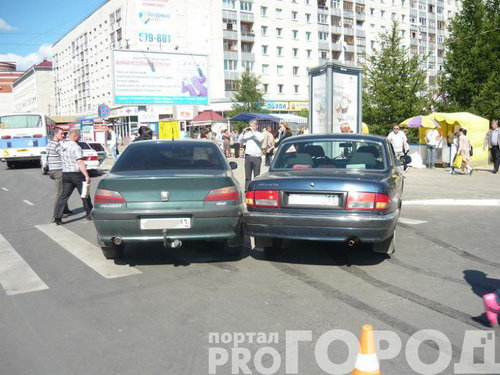 Сыктывкар: в центре города Волга въехала в Peugeot 406 Сыктывкар: в центре города Волга въехала в Peugeot 406