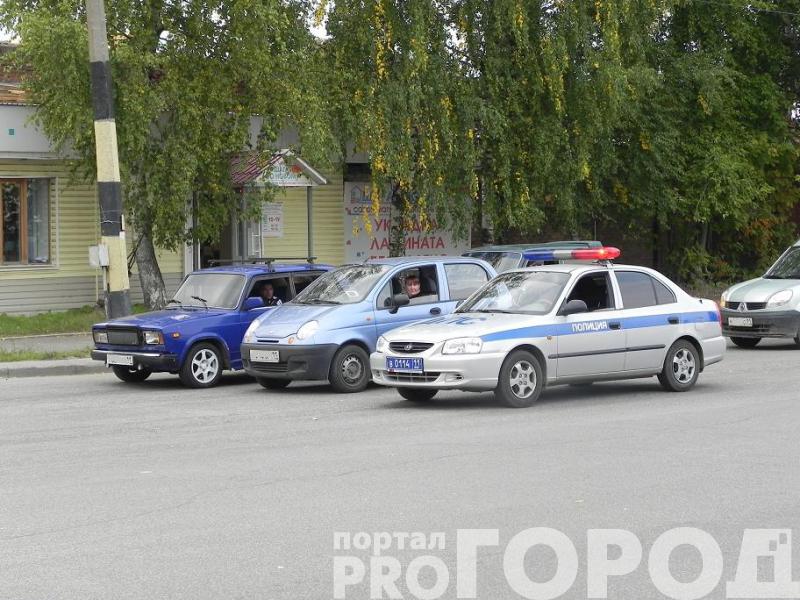 Сыктывкар: пожилой мужчина въехал на мопеде в иномарку Сыктывкар: пожилой мужчина въехал на мопеде в иномарку