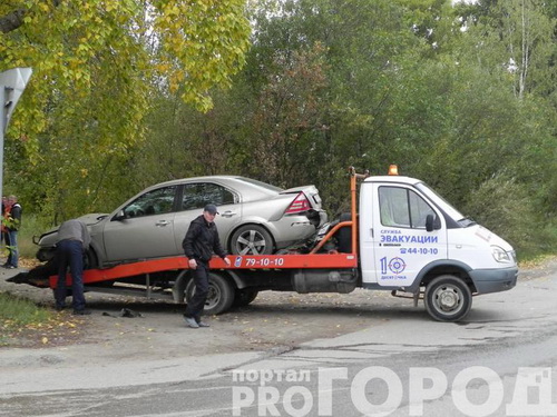 В местечке Лесозавод иномарка влетела в бетонный столб В местечке Лесозавод иномарка влетела в бетонный столб