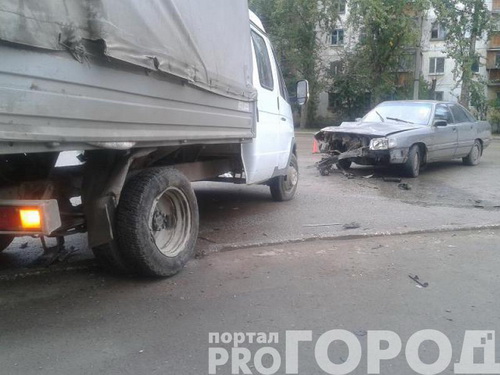 Сыктывкар: выполняя маневр на Октябрьском проспекте Газель ударила Ауди Сыктывкар: выполняя маневр на Октябрьском проспекте Газель ударила Ауди