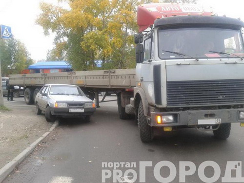 Сыктывкар: КамАЗ основательно помял девяносто девятую запаской