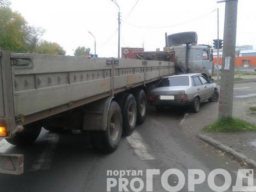 Сыктывкар: КамАЗ основательно помял девяносто девятую запаской Сыктывкар: КамАЗ основательно помял девяносто девятую запаской