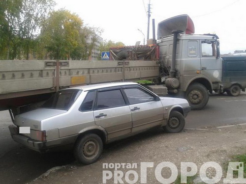 Сыктывкар: КамАЗ основательно помял девяносто девятую запаской Сыктывкар: КамАЗ основательно помял девяносто девятую запаской
