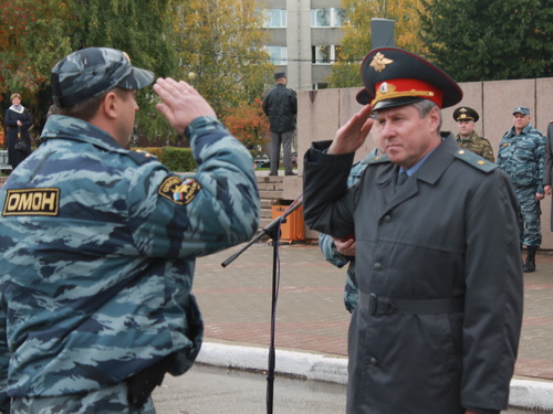 Глава Коми Вячеслав Гайзер вручил ключи от новенького Фиата сыктывкарским патрульным Глава Коми Вячеслав Гайзер вручил ключи от новенького Фиата сыктывкарским патрульным