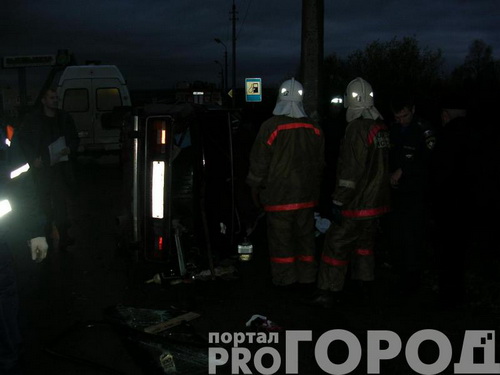 На Сысольском шоссе Шестерка перевернулась на крышу и врезалась в столб