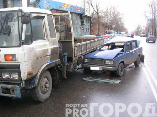 Сыктывкар: семерка заехала под воровайку Сыктывкар: семерка заехала под воровайку