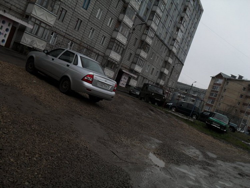 Решить ямочную проблему в Сыктывкаре помогли два КАМАЗа щебенки