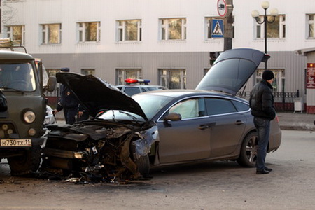 В Сыктывкаре Audi A5 столкнулась с буханкой В Сыктывкаре Audi A5 столкнулась с буханкой