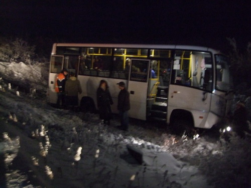 В Воркуте автобус съехал в кювет