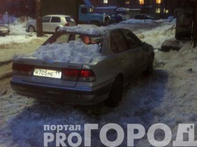 В Сыктывкаре на крышу иномарки рухнула глыба льда
