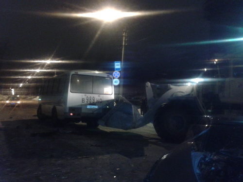 В Эжве легковушка въехала в автобус В Эжве легковушка въехала в автобус