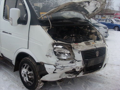 Сыктывкар: водитель легковушки врезался в два авто 