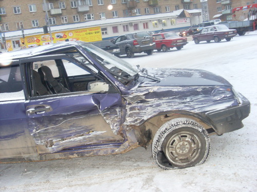 Сыктывкар: водитель легковушки врезался в два авто Сыктывкар: водитель легковушки врезался в два авто