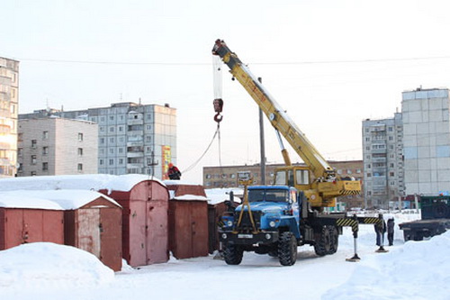 В Печоре приступили к вывозу незаконно установленных гаражей