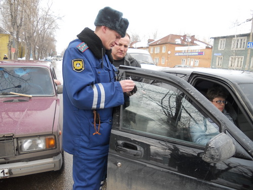 Госавтоинспекторы Сыктывкара проверили тонировку авто Госавтоинспекторы Сыктывкара проверили тонировку авто